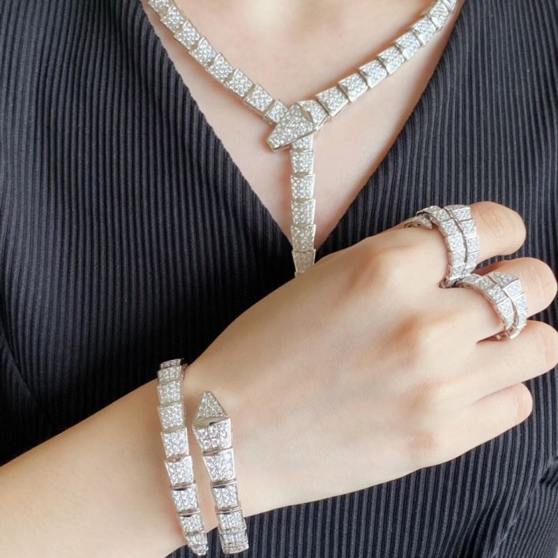 Bv1g*ai necklaces